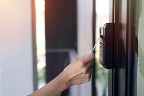 Controle de acesso portaria: como garantir segurança e eficiência na gestão de entradas